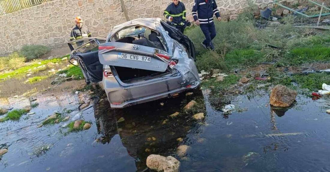 Mardin’de otomobil dere yatağına devrildi: 1 ölü, 2 yaralı Mardin'de Artuklu ilçesinde meydana gelen trafik kazasında otomobilin dere yatağına