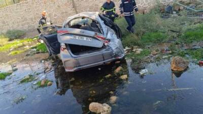Mardin'de Artuklu ilçesinde meydana gelen trafik kazasında otomobilin dere yatağına
