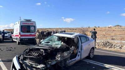 Mardin'de meydana gelen trafik kazasında otomobil ile açık kasa kamyonet