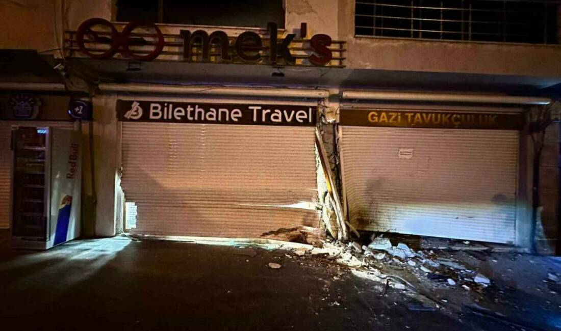 Mardin’de otomobil iş yerinin kepengine çarptı: 4 yaralı Mardin'in Artuklu ilçesinde bir otomobilin iş yerinin kepengine çarpması sonucu