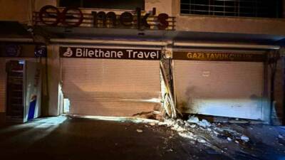 Mardin'in Artuklu ilçesinde bir otomobilin iş yerinin kepengine çarpması sonucu