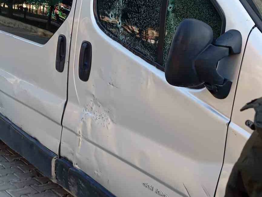 Mardin’de park halindeki araca silahlı saldırı Mardin'de park halindeki bir araca silahlı saldırı düzenlendi. Saldırı sonucunda