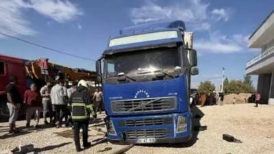 Mardin'in Kızıltepe ilçesinde bir tır şoförü, patlayan lastiği değiştirmek isterken