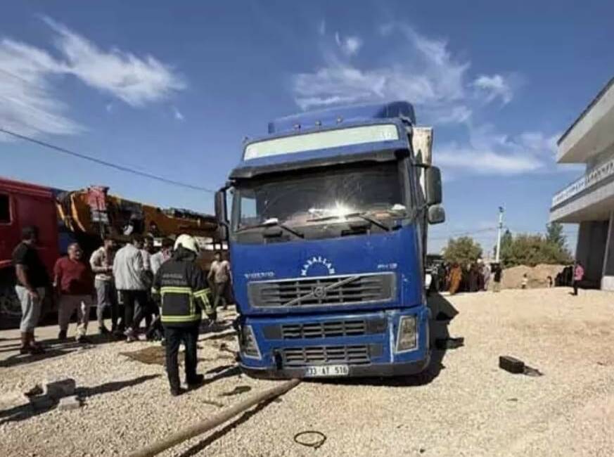Mardin’de patlayan lastiği değiştirmek isteyen tır şoförü aracın altında kaldı Mardin'in Kızıltepe ilçesinde bir tır şoförü, patlayan lastiği değiştirmek isterken