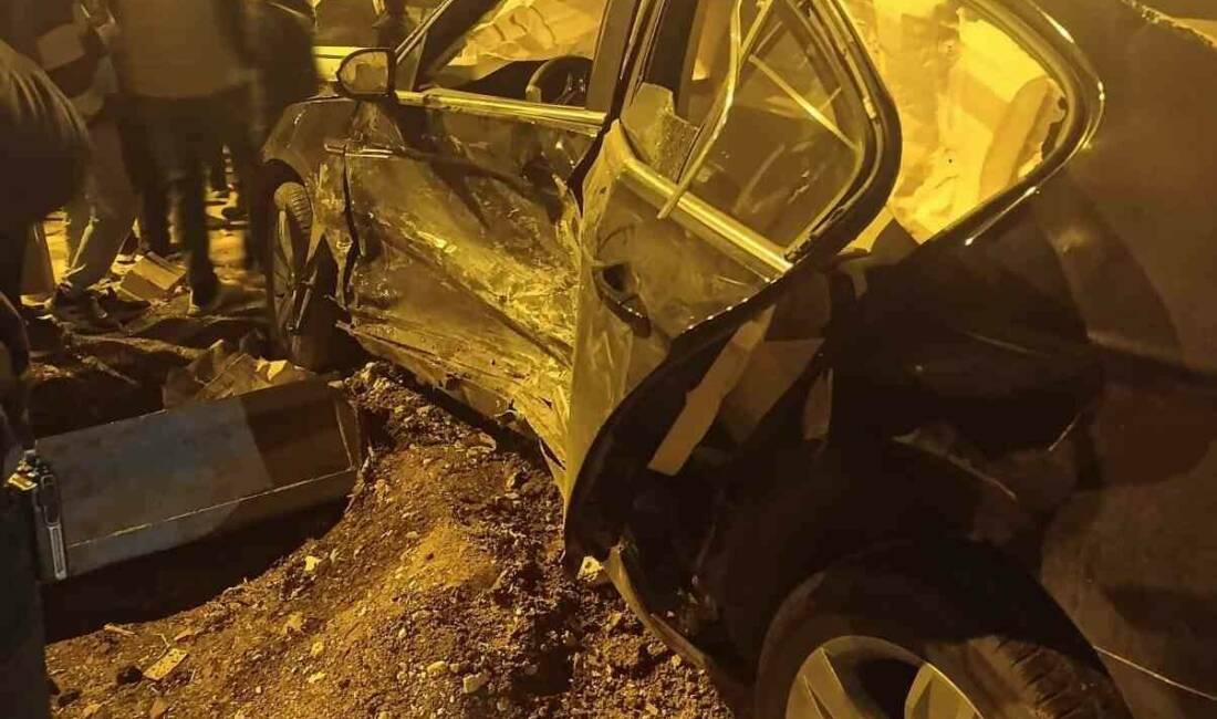 Mardin'in Mazıdağı ilçesinde meydana gelen trafik kazasında 2 otomobil çarpıştı