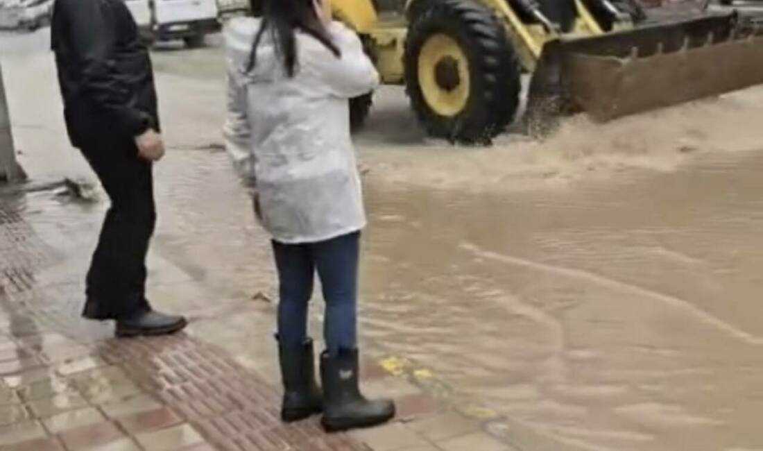 Mazıdağı’nda sağanak nedeni ile yollar göle döndü Mardin'in Mazıdağı ilçesinde dün gece başlayan şiddetli yağışlar nedeniyle yollar