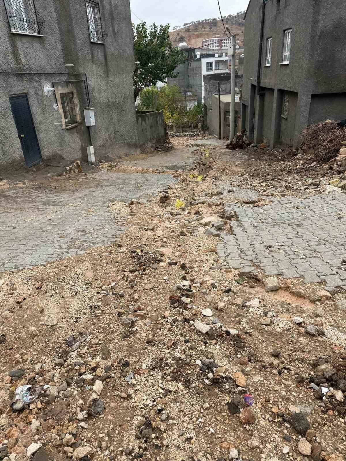 Mardin'in Mazıdağı ilçesine bağlı Kayalar Mahallesi'nde şiddetli yağışlar sonucu oluşan