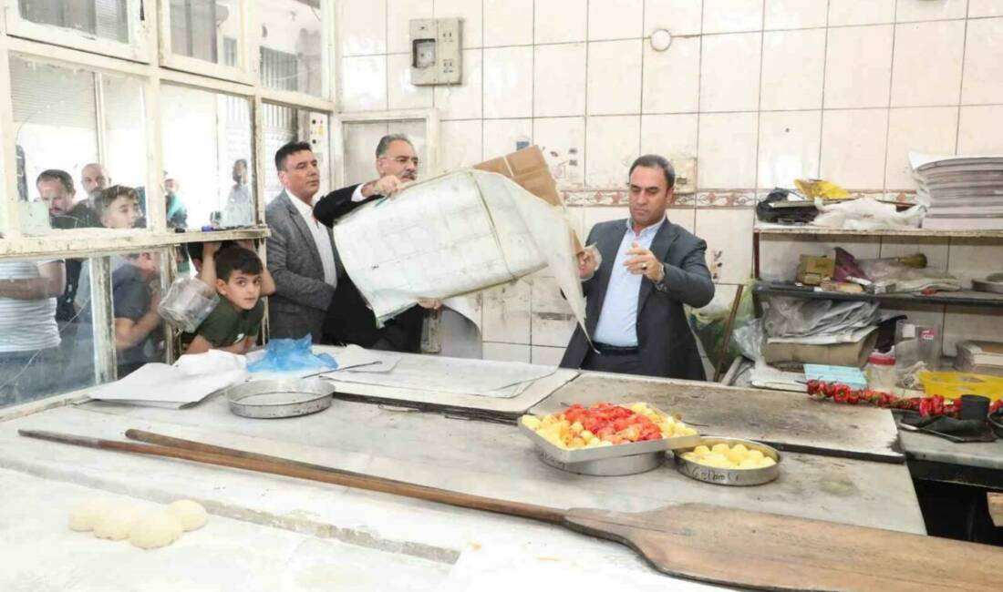 Mehmet Kuş, bir fırının zimem defterini satın aldı Eyyübiye Belediye Başkanı Mehmet Kuş, bir fırından zimem defterini alarak