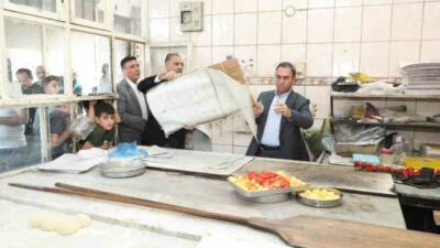 Eyyübiye Belediye Başkanı Mehmet Kuş, bir fırından zimem defterini alarak