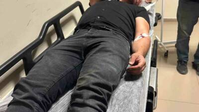 Adıyaman'da yamalı yoldan dolayı devrilen motosikletteki sürücü ile yolcu yaralandı.