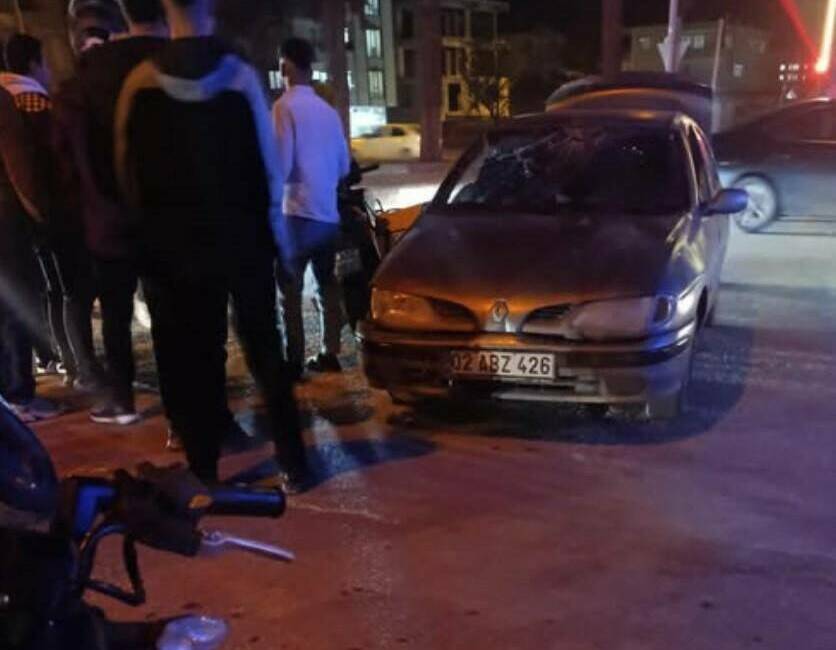 Motosiklet ile otomobil çarpıştı: 1 yaralı Adıyaman'da otomobil ile motosikletin çarpışması sonucu bir kişi yaralandı. Sürücü,