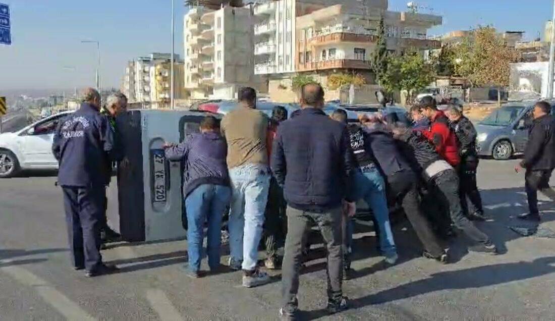 Nizip Otogar Kavşağı’nda çarpışan iki araçta maddi hasar meydana geldi Nizip Otogar Kavşağı'nda meydana gelen kazada iki araç çarpıştı ve