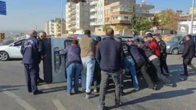 Nizip Otogar Kavşağı'nda meydana gelen kazada iki araç çarpıştı ve
