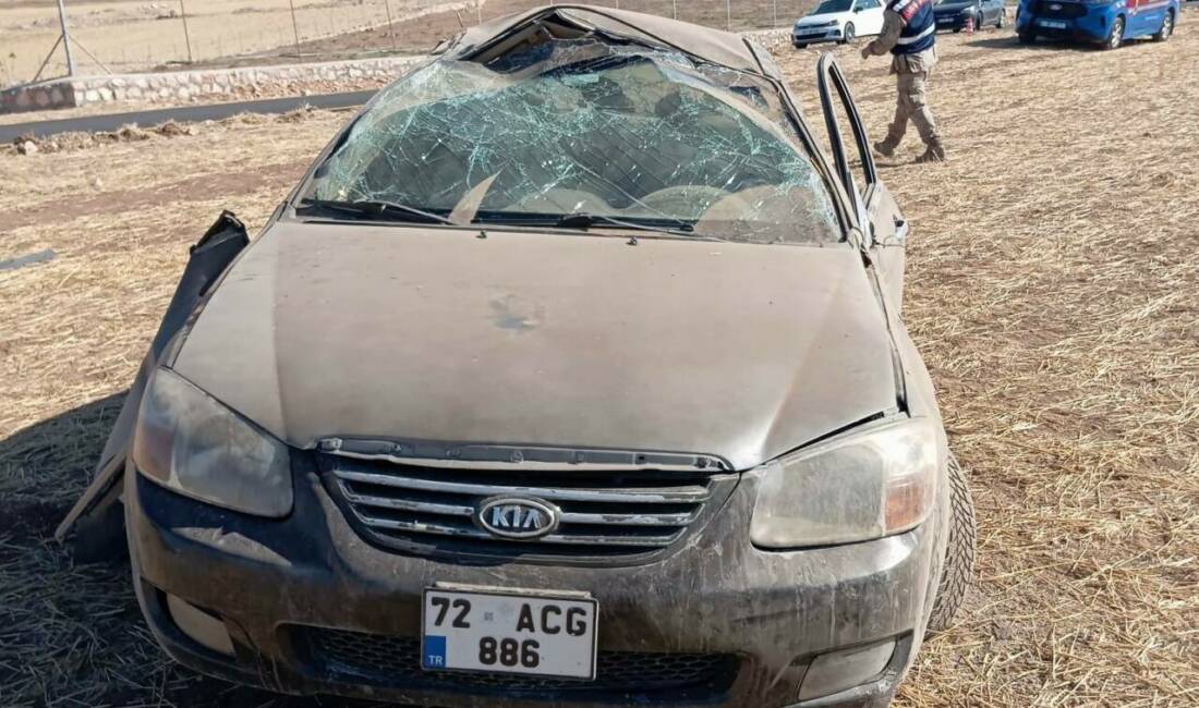 Otomobil takla attı, camdan fırlayan çocuk hayatını kaybetti Siirt’te sürücüsünün direksiyon hakimiyetini kaybettiği otomobil takla attı. Kazada, camdan