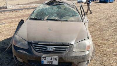 Siirt’te sürücüsünün direksiyon hakimiyetini kaybettiği otomobil takla attı. Kazada, camdan