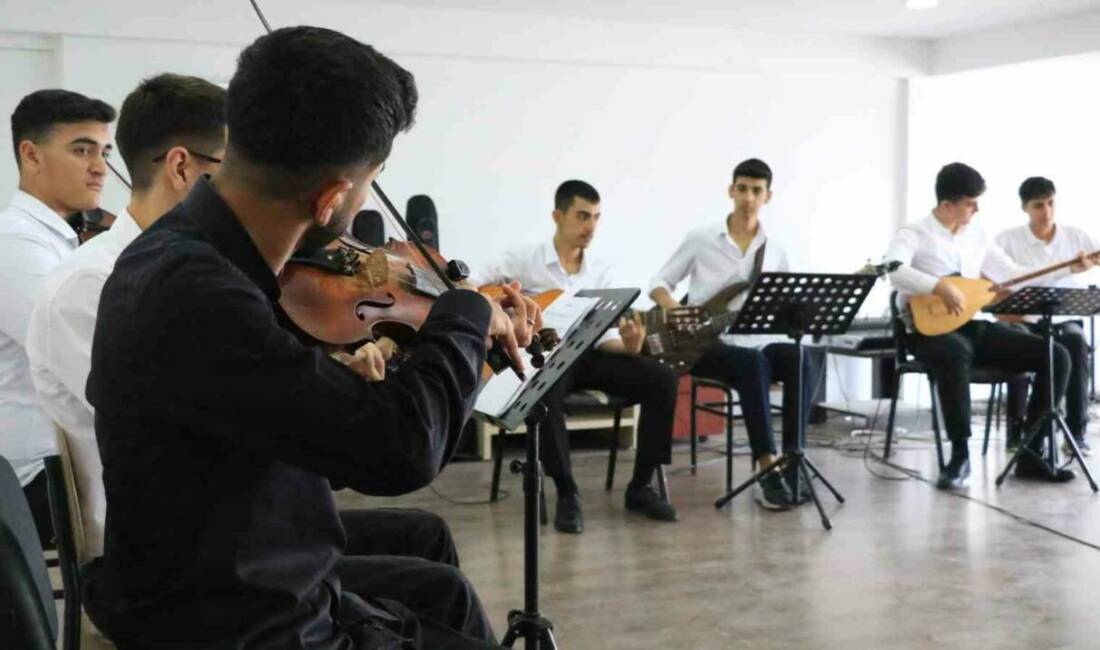 Özel günler, Güzel Sanatlar Lisesi öğrencileriyle anlam buluyor Diyarbakır Güzel Sanatlar Lisesi’nde çeşitli enstrümanları çalmayı öğrenen öğrenciler, buradaki