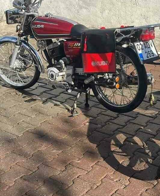 Adıyaman'ın Kahta ilçesinde, Mehmet Taştan'a ait bir motosiklet park halindeyken