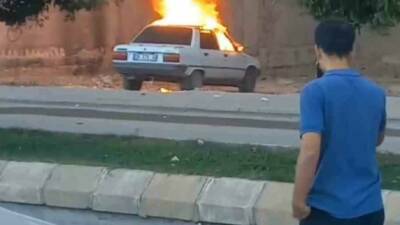 Şanlıurfa'nın Eyyübiye ilçesinde park halinde olan bir otomobilde çıkan yangın,