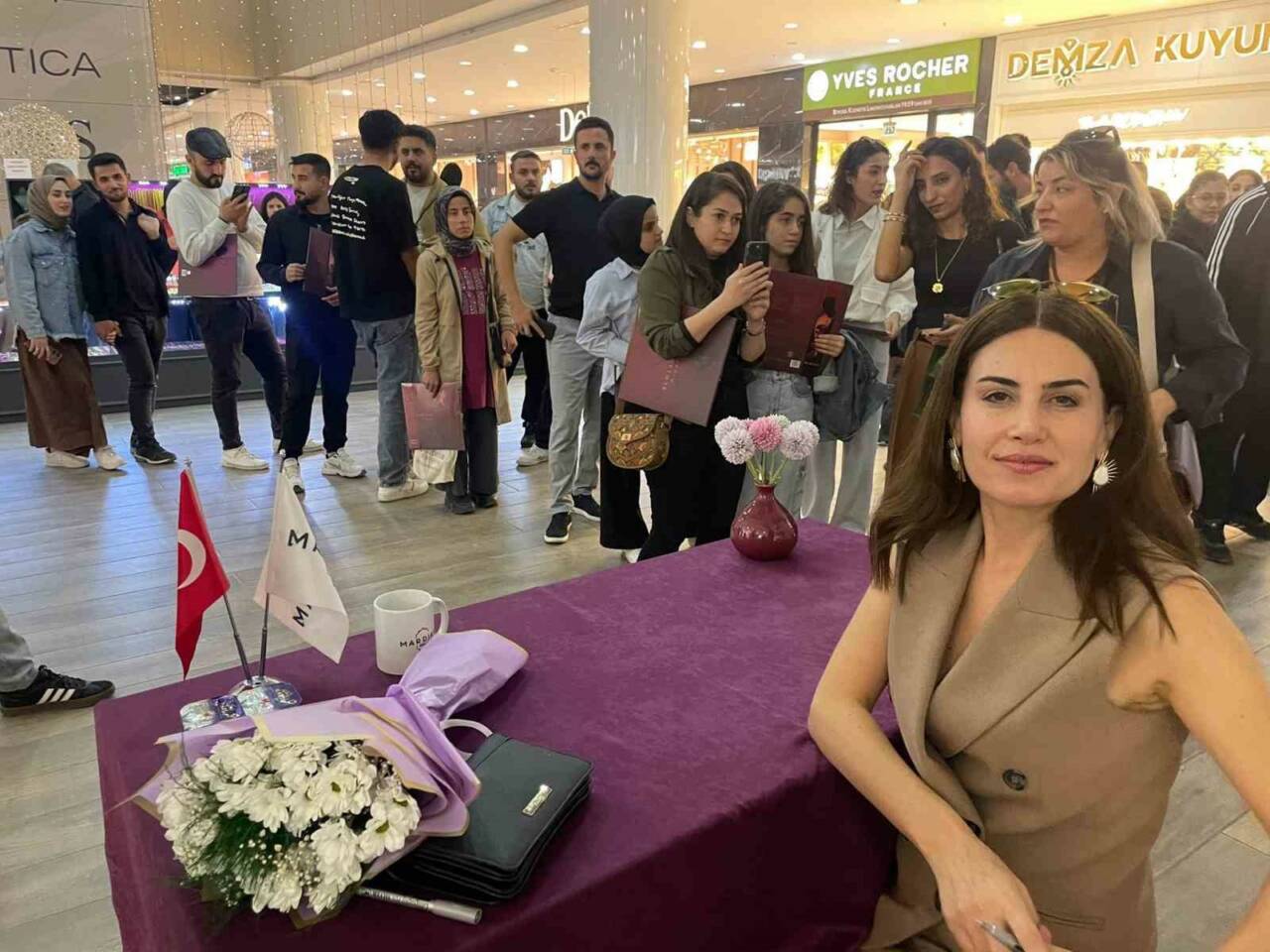 Mardian Mall, Rewşan'ı ağırlayarak müzikseverlerin ilgisini çekti. Plak imza gününde