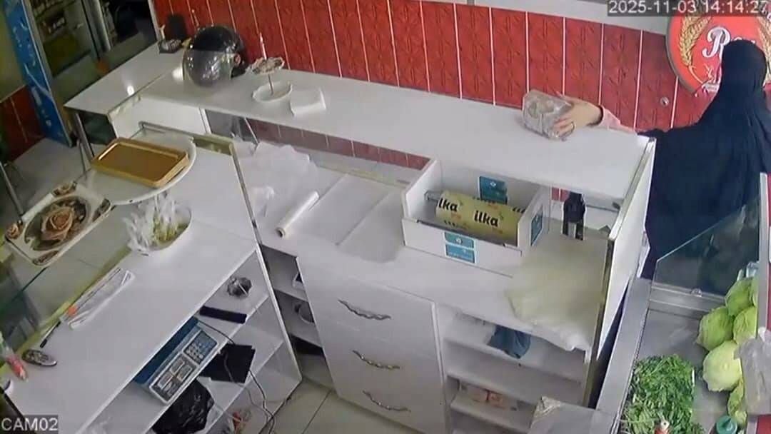 Sadaka kutusunu çaldı Şanlıurfa'nın Siverek ilçesinde bir kadın, çocuğuyla birlikte çiğköftecide bulunan sadaka