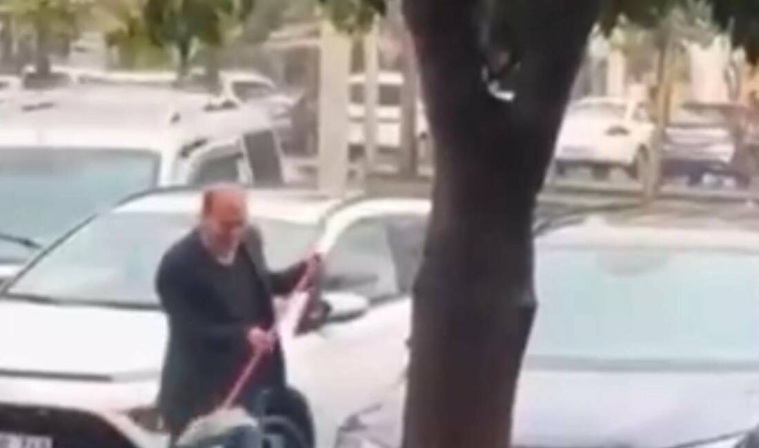 Sağanak yağmur altında arabasını yıkadı Batman'da yağmur yağarken bir sürücü, aracını fırçayla yıkayarak yağışı fırsata