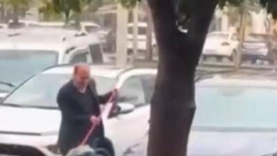 Batman'da yağmur yağarken bir sürücü, aracını fırçayla yıkayarak yağışı fırsata