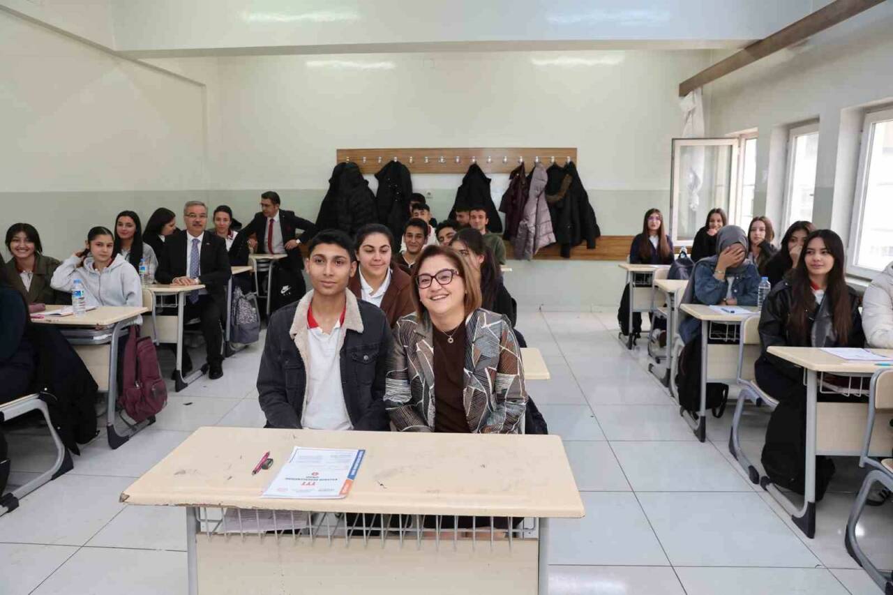 Gaziantep Büyükşehir Belediyesi, LGS ve YKS'ye hazırlanan öğrencilere yönelik deneme