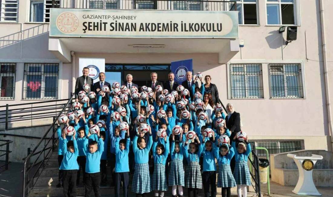 Şahinbey Belediye Başkanı Mehmet Tahmazoğlu, temizlik bilincini küçük yaşlarda pekiştirmek