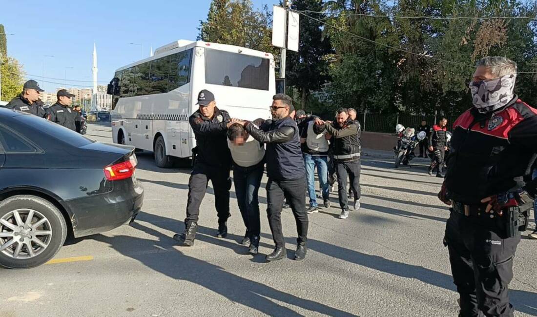 Şanlıurfa’da 1 kişinin öldüğü silahlı kavganın şüphelileri adliyeye sevk edildi Şanlıurfa'nın Karaköprü ilçesinde alacak meselesi yüzünden çıkan silahlı kavgada bir