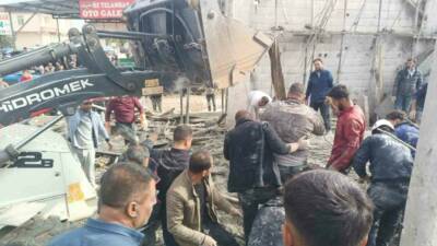 Şanlıurfa'nın Haliliye ilçesinde bulunan bir inşaatın beton dökümü sırasında çökme