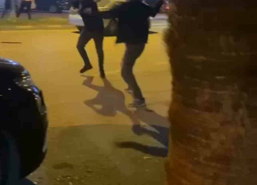 Şanlıurfa’da 4 kişinin yaralandığı kavga kamerada Şanlıurfa'nın Birecik ilçesinde arazi anlaşmazlığı nedeniyle amca çocukları arasında kavga