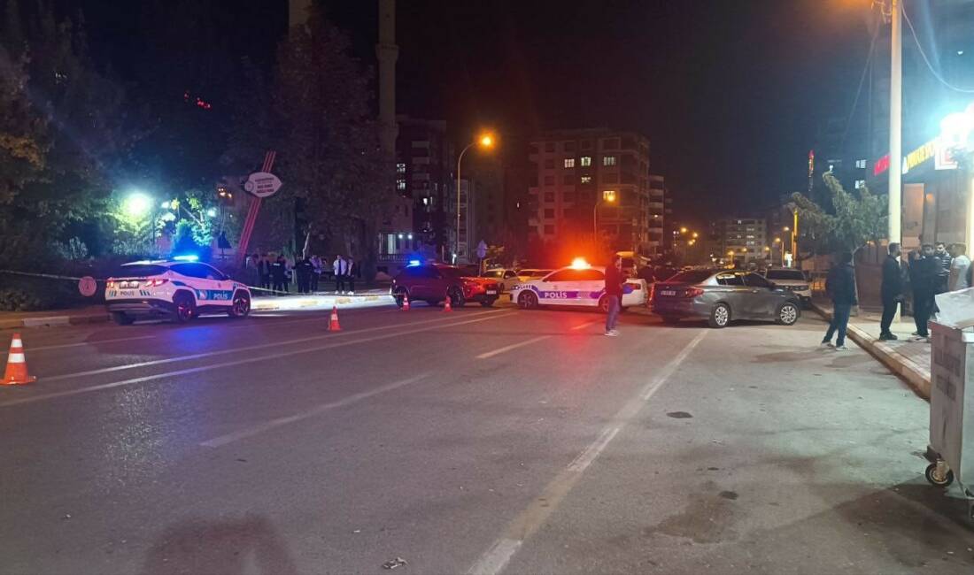 Şanlıurfa’da cadde ortasında silahlı kavga kamerada: 2 ağır yaralı Şanlıurfa'nın Karaköprü ilçesinde alacak verecek meselesi yüzünden çıkan silahlı kavga