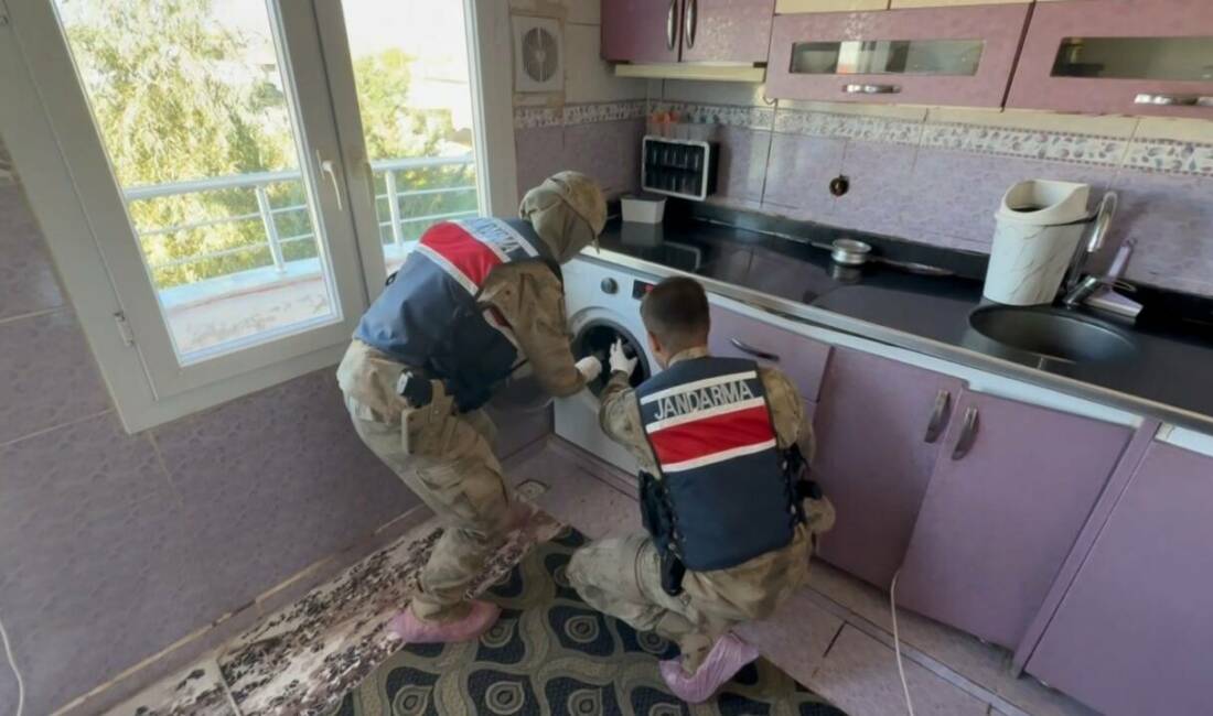 Şanlıurfa’da çamaşır makinesinden 12 tabanca çıktı Viranşehir ilçesinde düzenlenen operasyonda çamaşır makinesine gizlenmiş çok sayıda silah