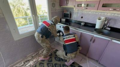 Viranşehir ilçesinde düzenlenen operasyonda çamaşır makinesine gizlenmiş çok sayıda silah