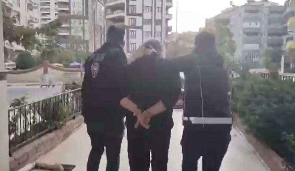 Şanlıurfa’da DAEŞ operasyonu: 11 gözaltı Şanlıurfa'da terör örgütü DAEŞ'a yönelik gerçekleştirilen operasyonda 11 kişi gözaltına