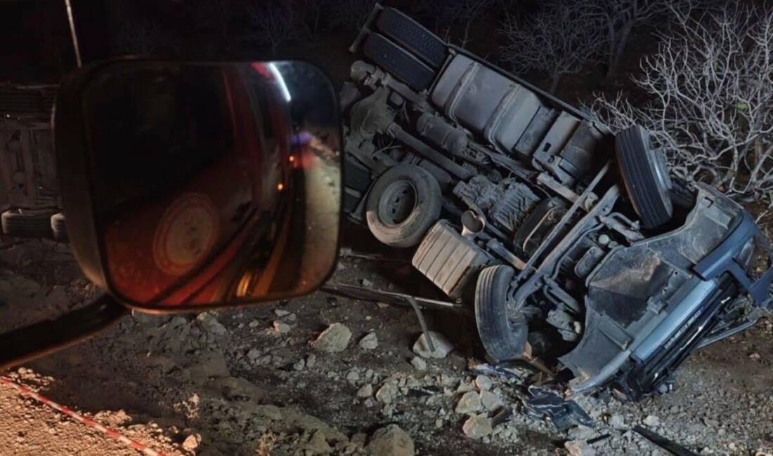 Şanlıurfa’da devrilen tırın sürücüsü hayatını kaybetti Bozova ilçesinde bir tırın devrilmesi sonucu sürücü hayatını kaybetti. Kazada