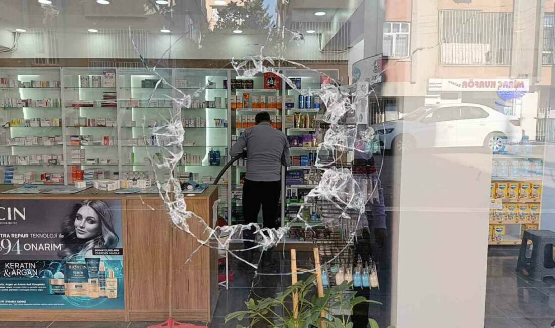 Şanlıurfa’da eczaneye silahlı saldırı Şanlıurfa'nın Haliliye ilçesinde bir eczaneye gece saatlerinde kimliği belirsiz kişi
