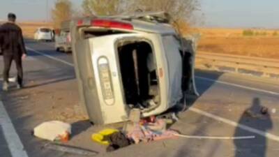 Viranşehir ilçesinde meydana gelen trafik kazasında hafif ticari aracın devrilmesi