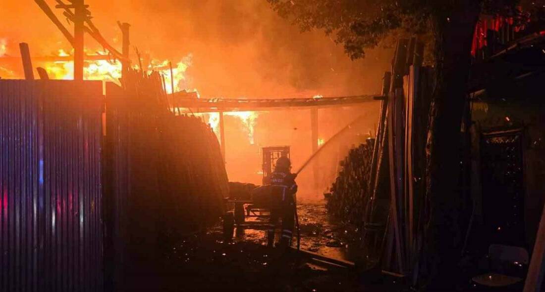 Şanlıurfa'nın Haliliye ilçesinde bir odun satışı iş yerinde çıkan yangın,