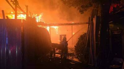 Şanlıurfa'nın Haliliye ilçesinde bir odun satışı iş yerinde çıkan yangın,