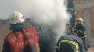 Şanlıurfa'nın Haliliye ilçesine bağlı Yeşildirek Mahallesinde bir evde çıkan yangın,