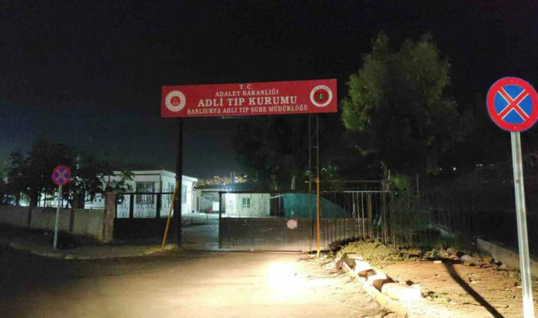 Şanlıurfa'nın Haliliye ilçesinde meydana gelen trafik kazasında motosikletle çarpışan otomobilde