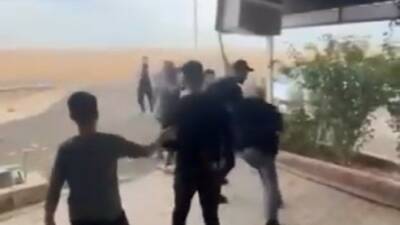 Birecik ilçesindeki bir otoparkta araçlarını almak isteyenler ile otopark çalışanları