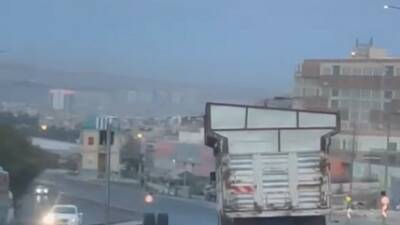 Şanlıurfa'da seyir halindeki bir kamyonun dingili koptu ve yoldan ayrılan