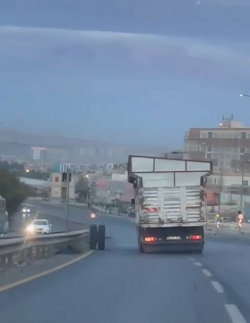 Şanlıurfa'da seyir halindeki bir kamyonun dingili koptu ve yoldan ayrılan