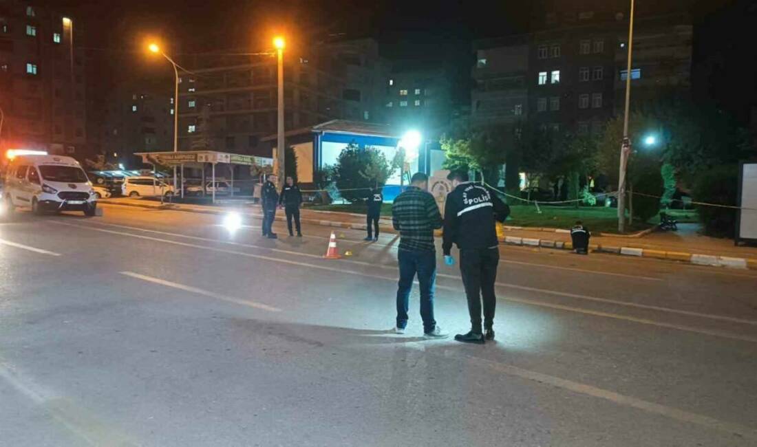 Şanlıurfa’da silahlı kavgada ağır yaralanan genç hayatını kaybetti Şanlıurfa'nın Karaköprü ilçesinde yaşanan silahlı kavgada ağır yaralanan genç, hastanede