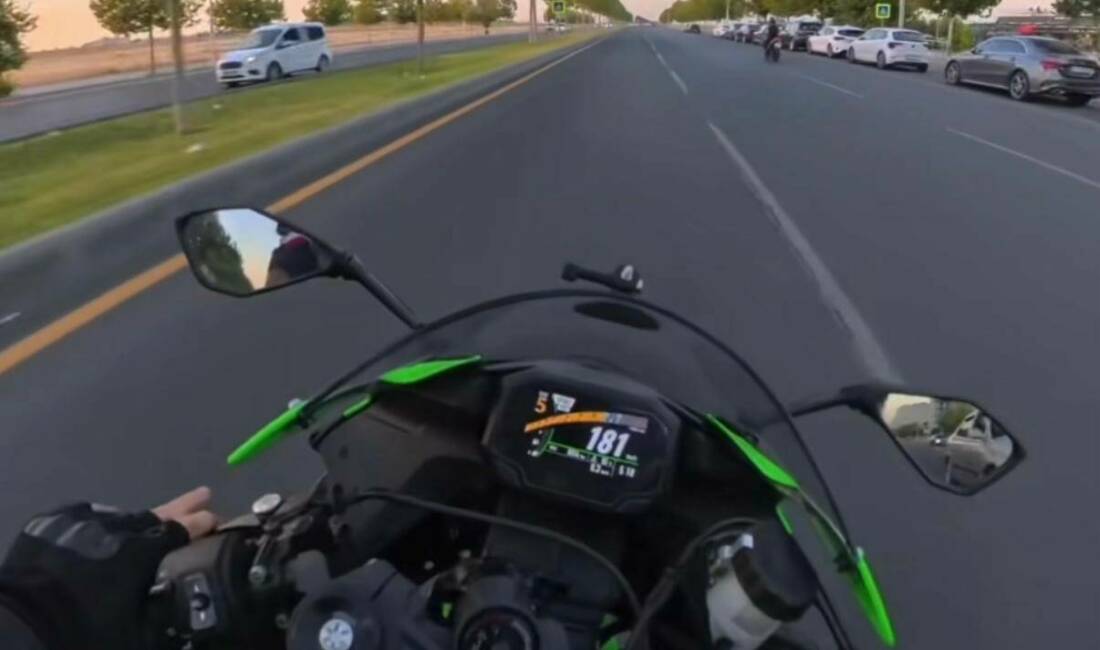 Şehir içinde 181 kilometre hız yapan motosikletli o anları sosyal medyadan paylaştı Diyarbakır'ın Kayapınar ilçesinde bir motosiklet sürücüsü, şehir içinde 181 kilometre