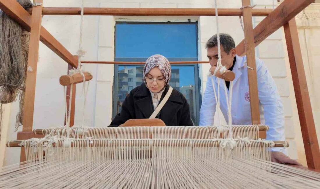 Siirt’te 24 öğretmen, Atatürk portresine 24 ilmek attı Siirt'te 24 Kasım Öğretmenler Günü'nde 24 öğretmen, coğrafi işaretli tiftik