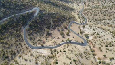 Siirt'in Eruh ilçesinde 29 bin 350 metre asfalt çalışması tamamlandı.