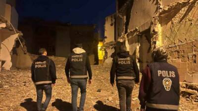 Siirt’te 5 alanda yapılan "narko-alan" uygulamasında çok sayıda araç, şahıs,